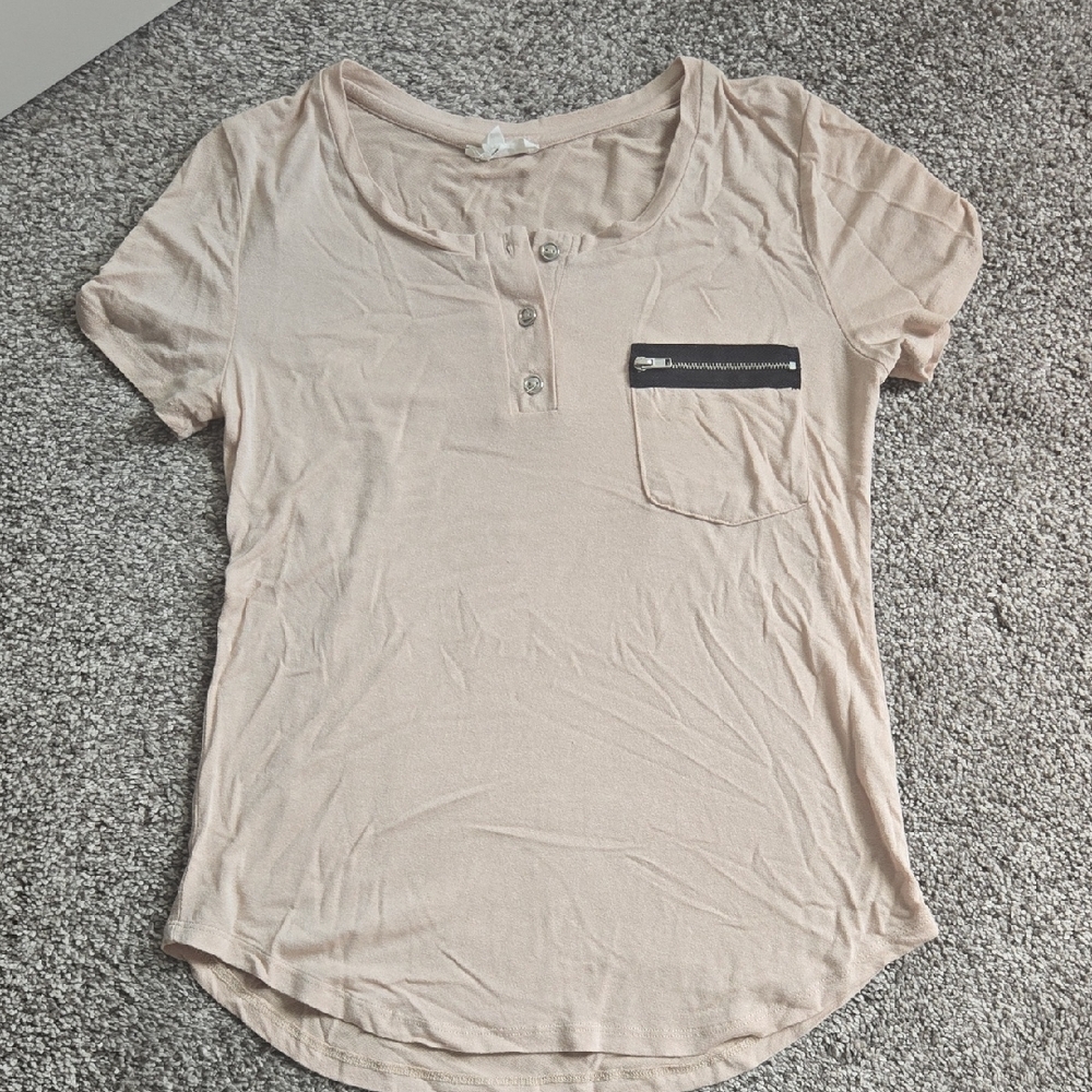 Tan/cream Colored T Shirt